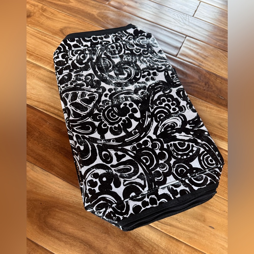 Black and White Patterned Cupcake Carrier